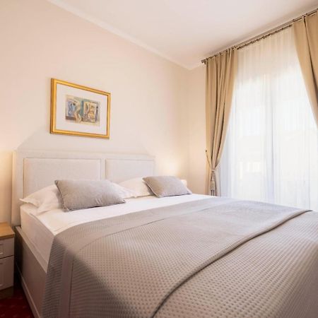 Aparthotel Villa Mozart Podgora Buitenkant foto