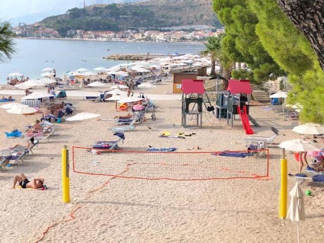 Aparthotel Villa Mozart Podgora Buitenkant foto