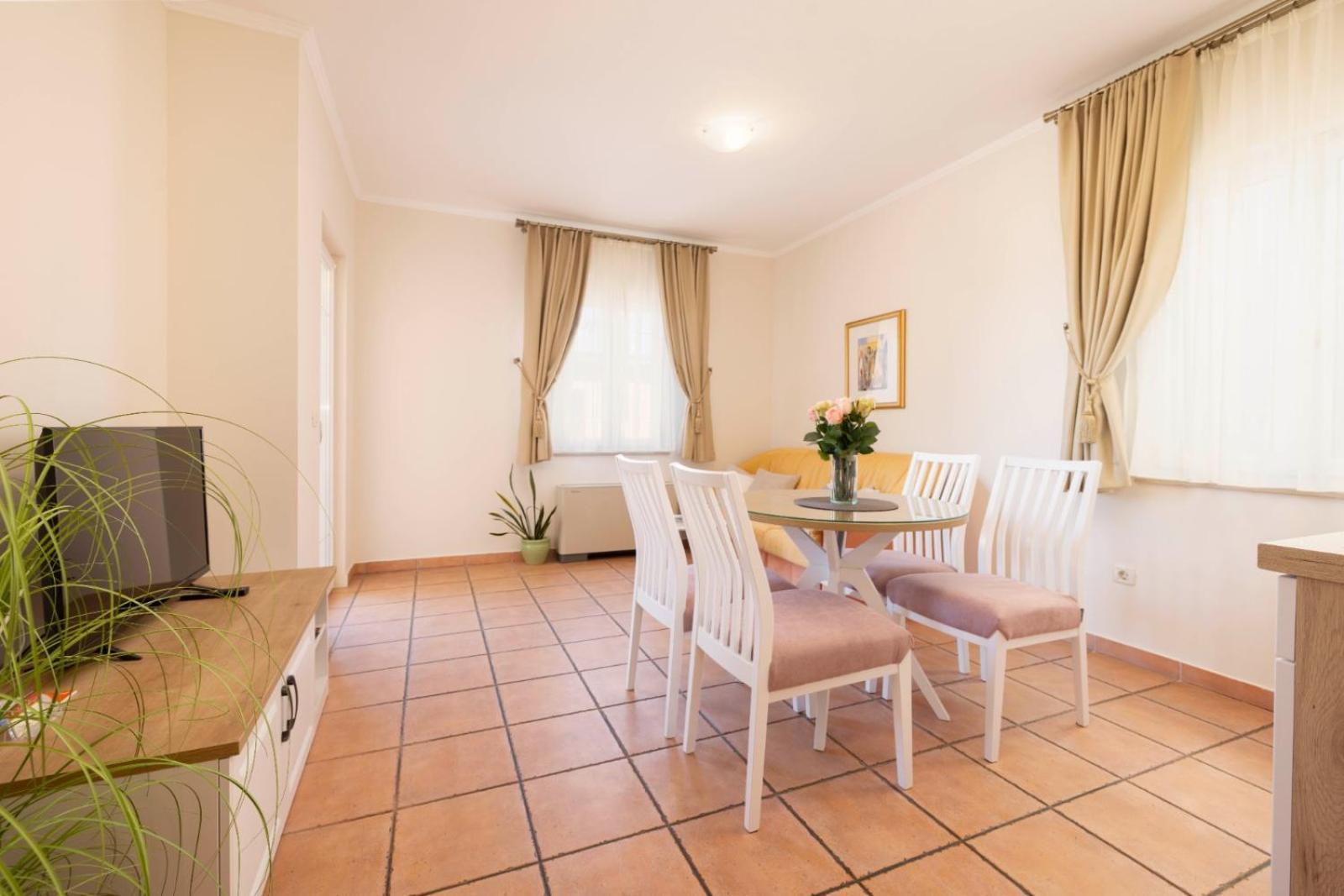 Aparthotel Villa Mozart Podgora Buitenkant foto