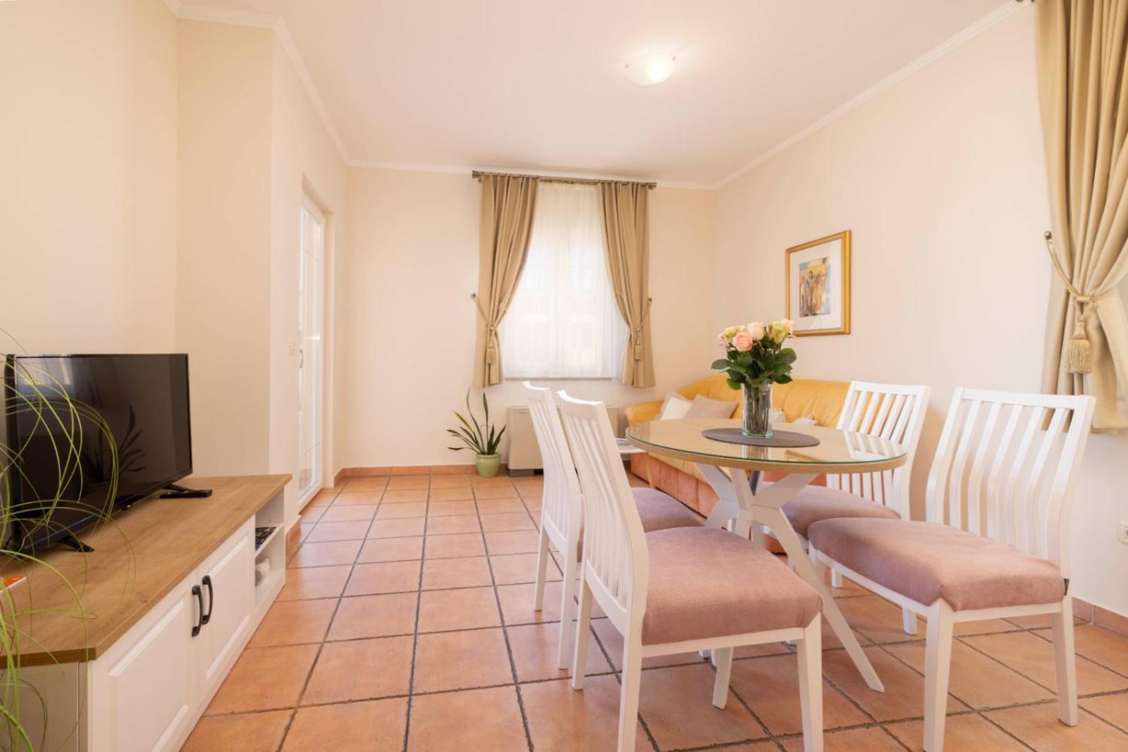 Aparthotel Villa Mozart Podgora Buitenkant foto
