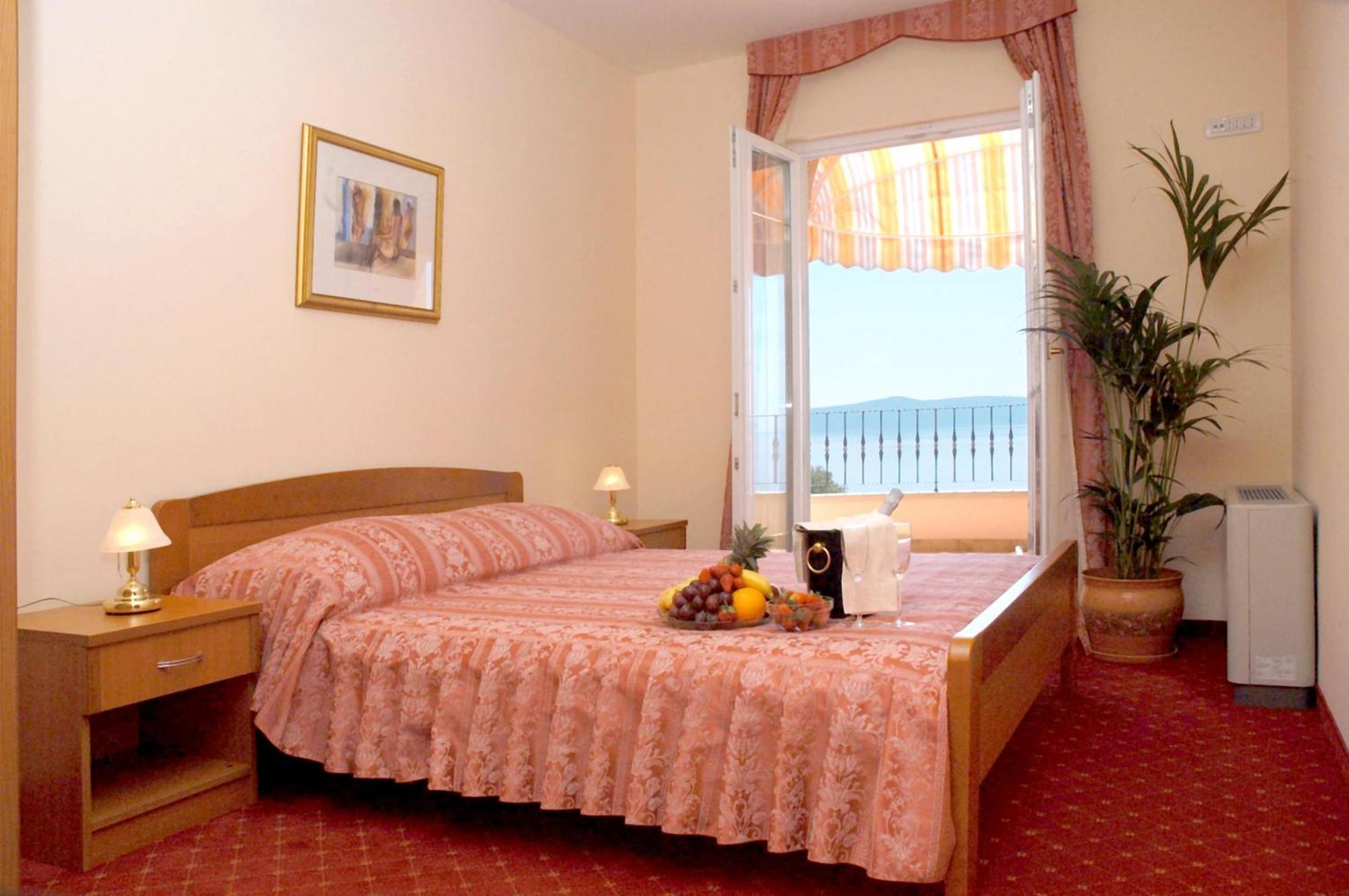 Aparthotel Villa Mozart Podgora Buitenkant foto