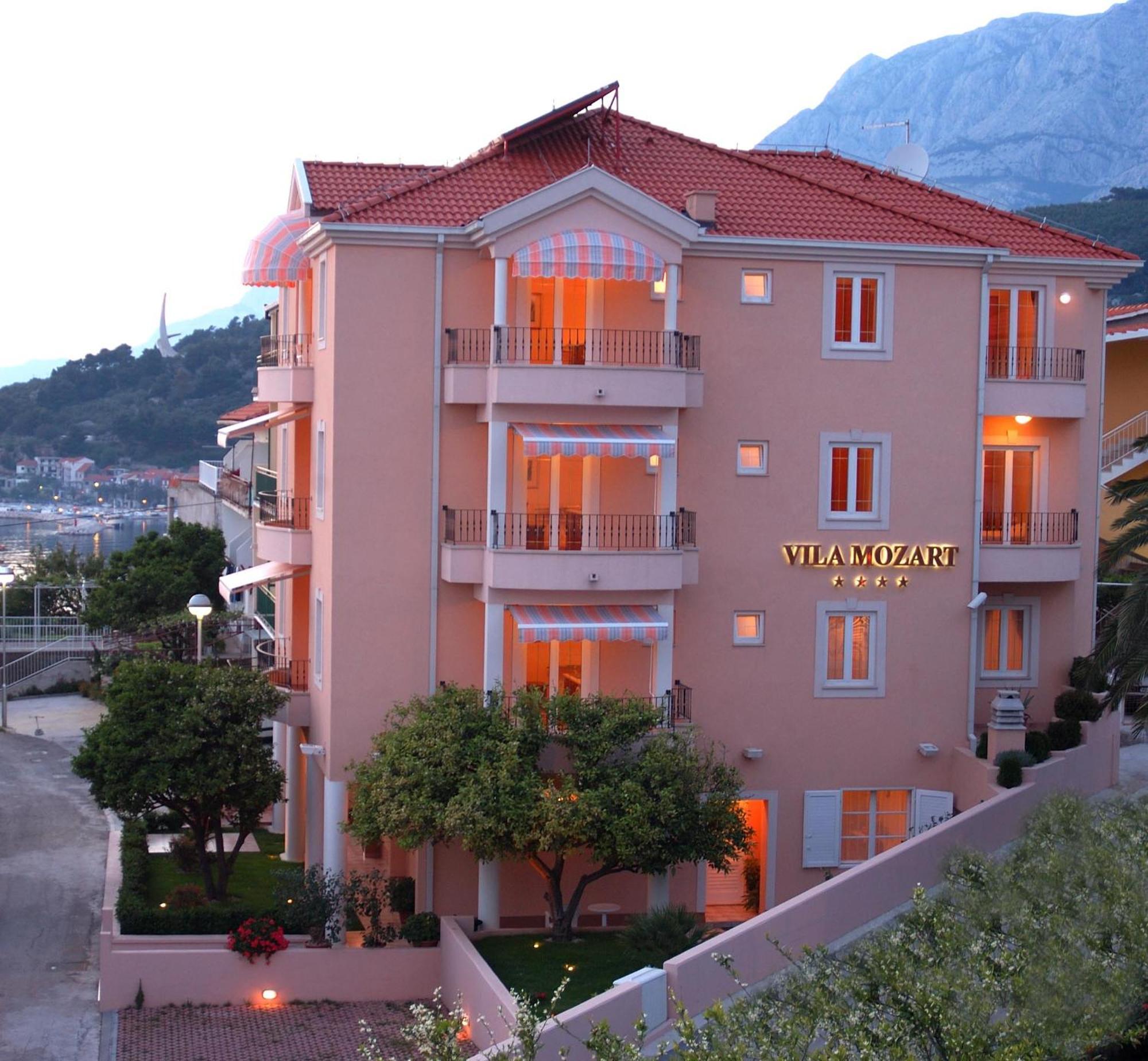 Aparthotel Villa Mozart Podgora Buitenkant foto