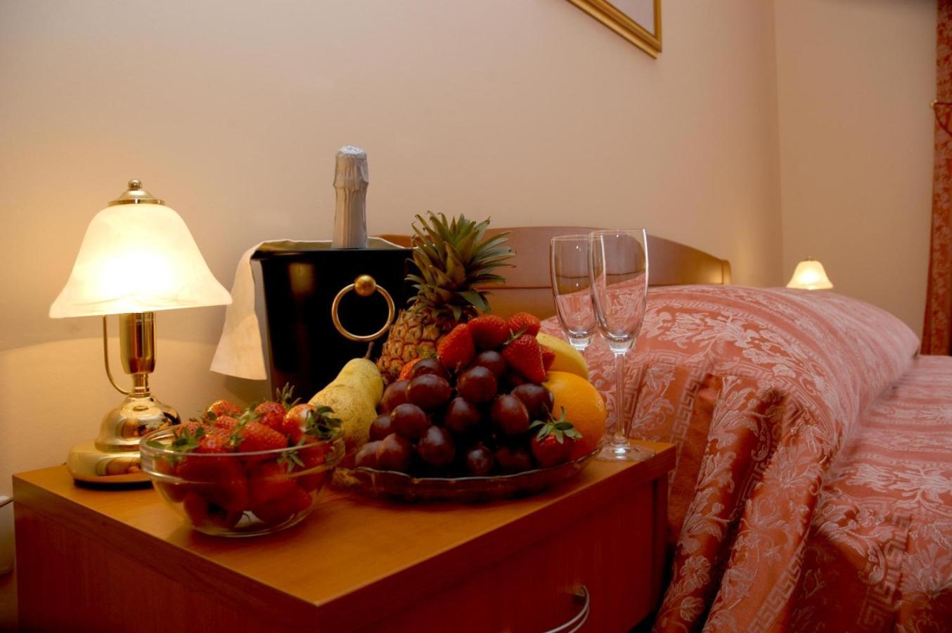 Aparthotel Villa Mozart Podgora Buitenkant foto
